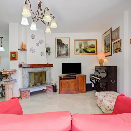A Due Passi Dal Bosco: Hillside With Garden&bbq - Happy Appartement